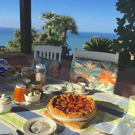 Alojamento de Acomodação e Pequeno-almoço Le Palme 4*